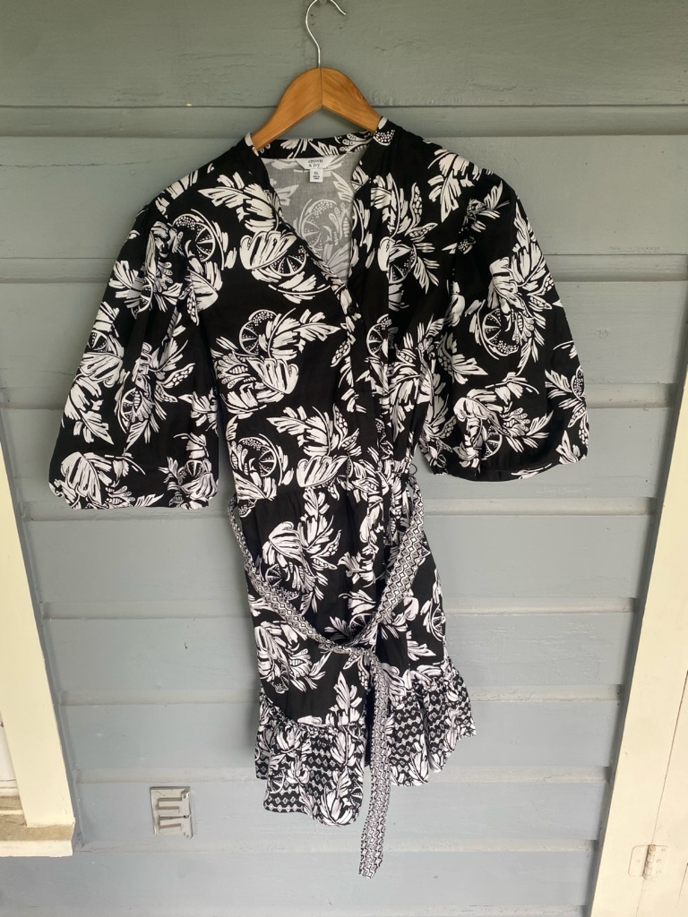 Crown & Ivy black and white Puff Sleeve Belted Dress 
XL